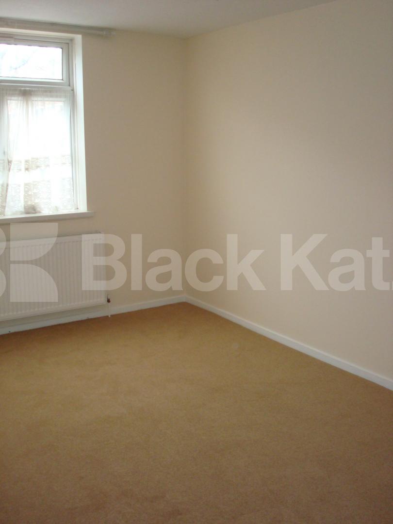 			New Instruction, 5 Bedroom, 1 bath, 1 reception Flat			 North Road, Calidonian Road